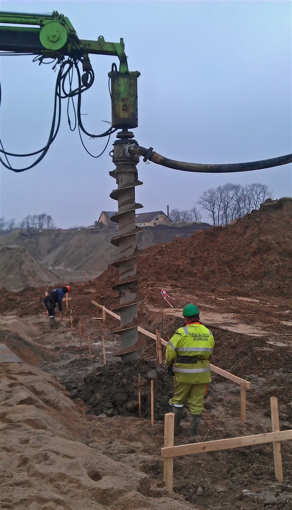 I samme arbejdsgang bliver der både boret og støbt beton i borehullet.
(Foto: Klaus Knudsen)